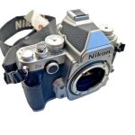 Encuentra en Carrefour la cámara Nikon S33, ideal para tus aventuras acuáticas y capturar momentos inolvidables